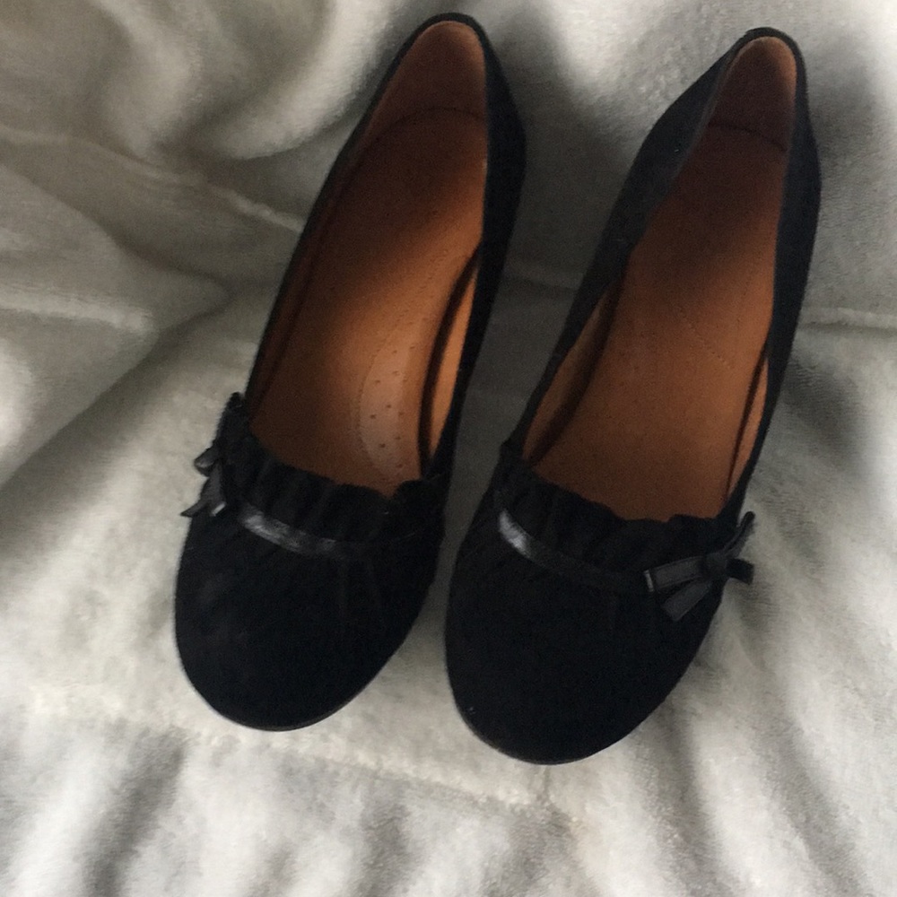 Comfortable black suede low heel shoes